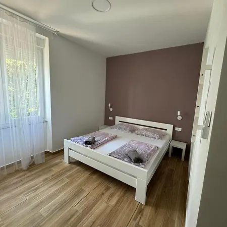 Lovorka By Eva 3* אומיסאליי