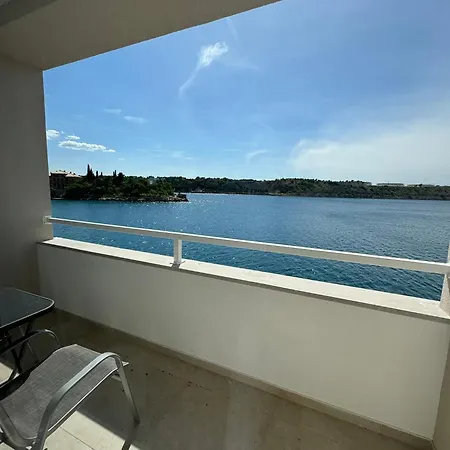 Lovorka By Eva אומיסאליי