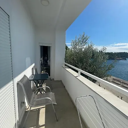 Lovorka By Eva Omišalj