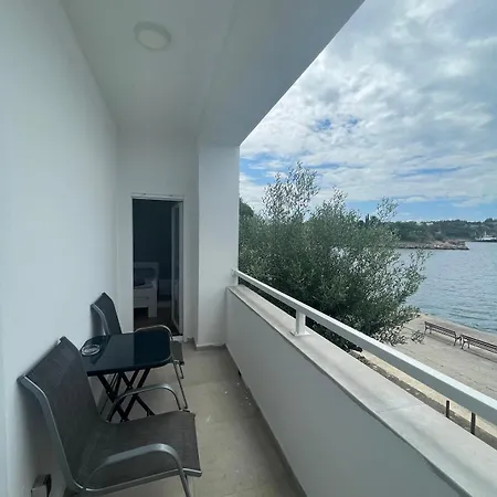 Lovorka By Eva فندق مبيت وإفطار Omišalj