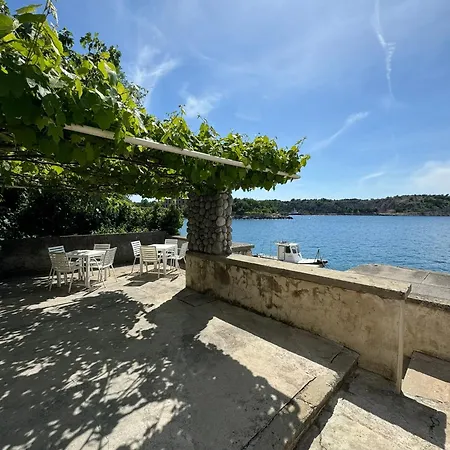 Lovorka By Eva Omišalj