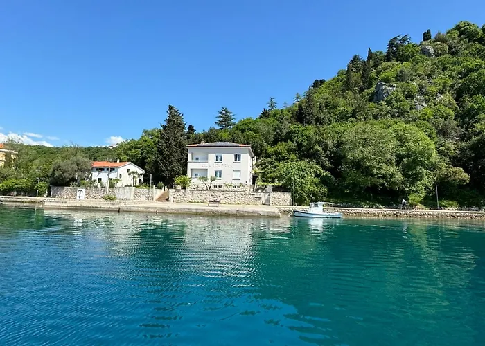 Lovorka By Eva 3* 오미살즈